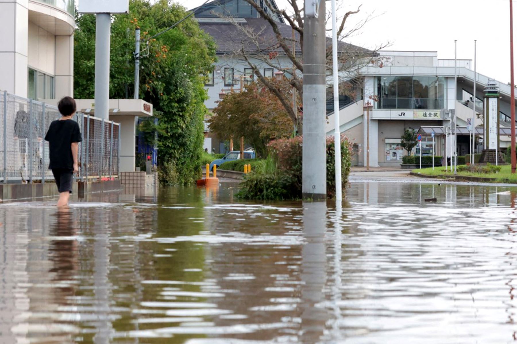 Estación JR Sakura está sumergida después de las fuertes lluvias provocadas por el tifón Dujuan que se acercaba en la ciudad de Sakura, prefectura de Chiba, al este de Japón. Foto: AFP