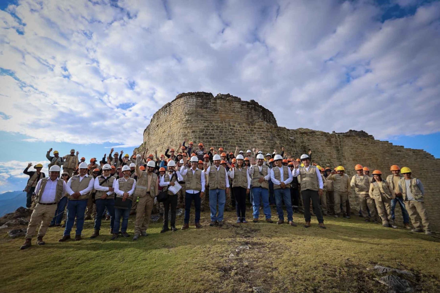 El Ministerio de Cultura supervisó los avances y necesidades de conservación y recuperación del Complejo Arqueológico Monumental Kuélap, ubicado en la provincia de Luya, región Amazonas. La visita permitió verificar el estado de los trabajos en este importante patrimonio cultural y fortalecer las acciones orientadas a su preservación. Foto: ANDINA/Difusión.