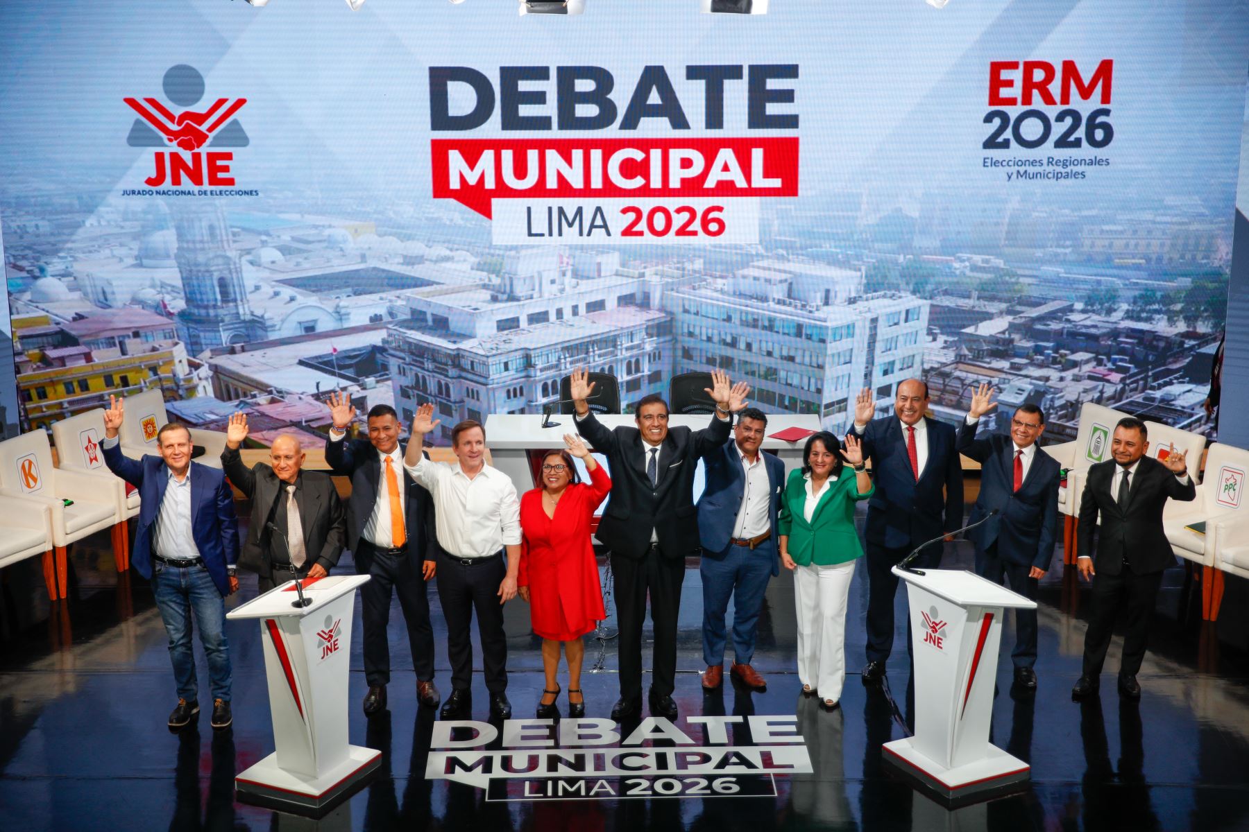 Los trece candidatos a la alcaldía de Lima que participan en la segunda fecha del debate municipal son Elizabeth León, Mónica Yaya, Yuri Castro, Rafael López-Aliaga, Juan Carlos Alvarado, Rubén Bonilla, Luis Llanos, Edgardo de Pomar, Francis Allison, Carlos Tejada, Santiago Abarca, Samuel Daza y Carlos Gallardo. Foto: ANDINA/Ricardo Cuba.