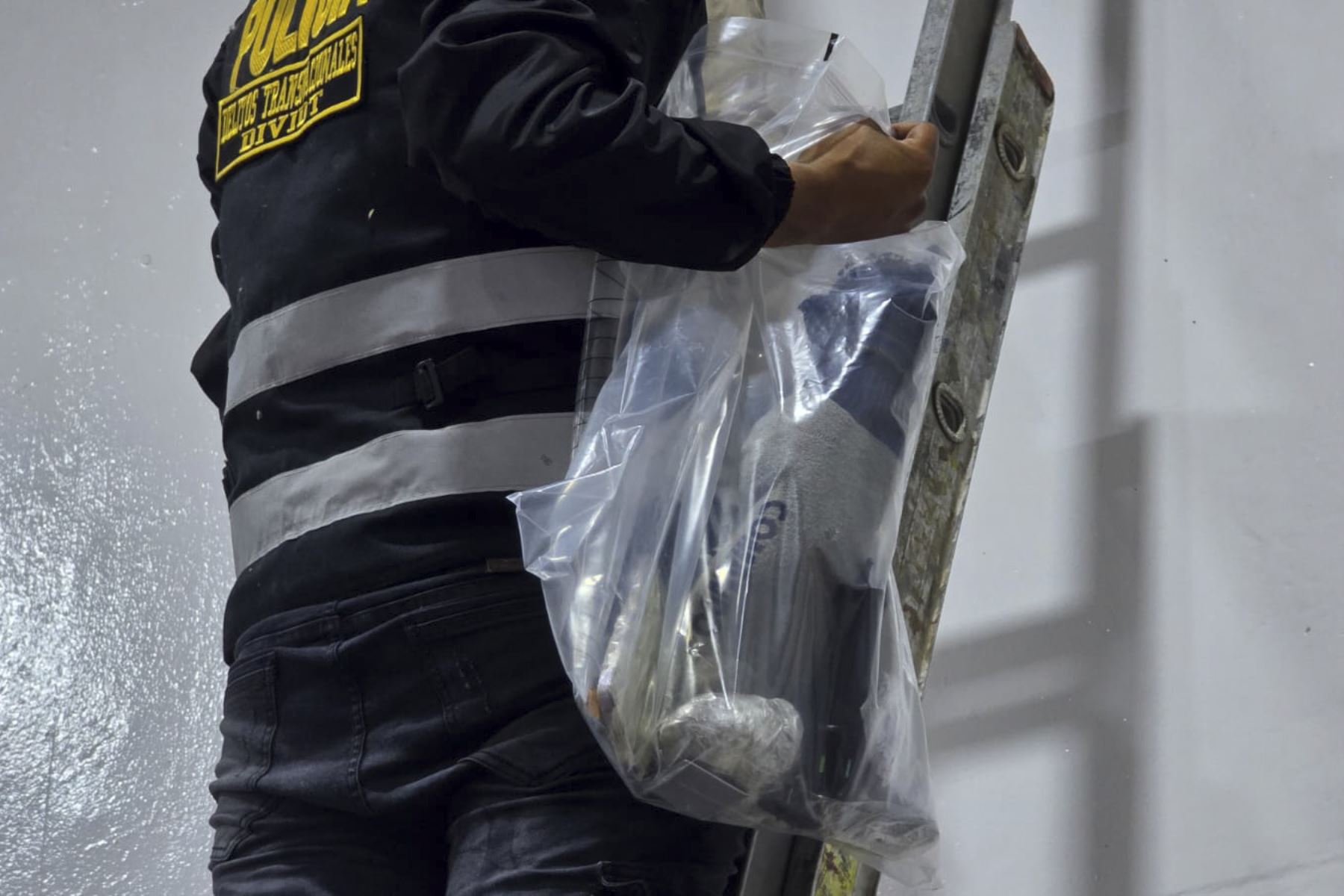 Más de 35 teléfonos celulares, además de drogas y armas blancas, fueron encontrados durante el operativo realizado en celdas y áreas comunes del Establecimiento Penitenciario de Ancón I. Foto: Difusión