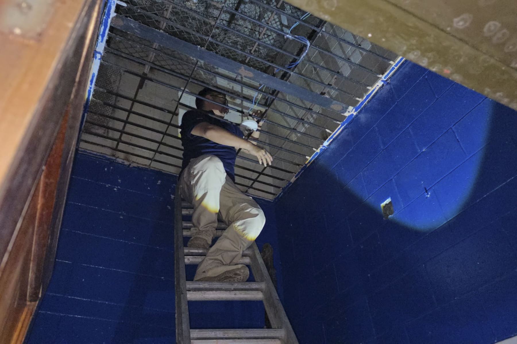 Las autoridades hallaron celulares, drogas y armas blancas en espacios vinculados a internos investigados por su presunta pertenencia a organizaciones criminales, durante un operativo en el penal de Ancón I. Foto: Difusión