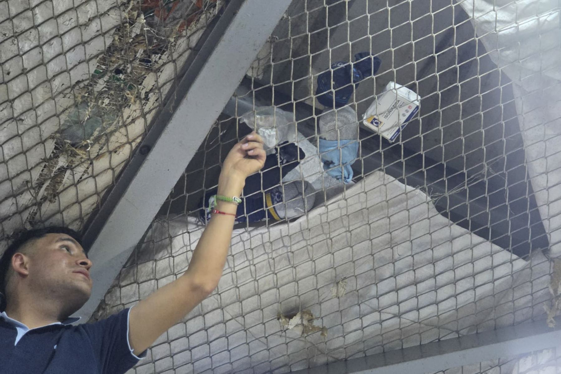 Más de 35 teléfonos celulares, además de drogas y armas blancas, fueron encontrados durante el operativo realizado en celdas y áreas comunes del Establecimiento Penitenciario de Ancón I. Foto: Difusión