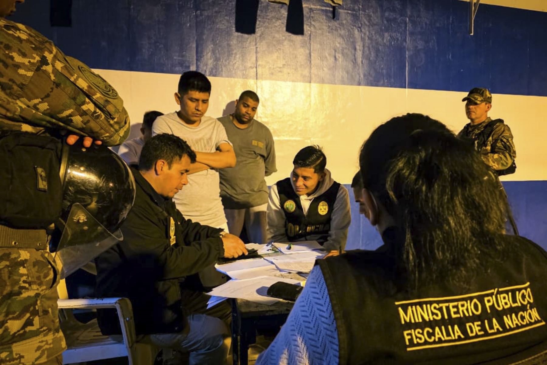 Las autoridades hallaron celulares, drogas y armas blancas en espacios vinculados a internos investigados por su presunta pertenencia a organizaciones criminales, durante un operativo en el penal de Ancón I. Foto: Difusión