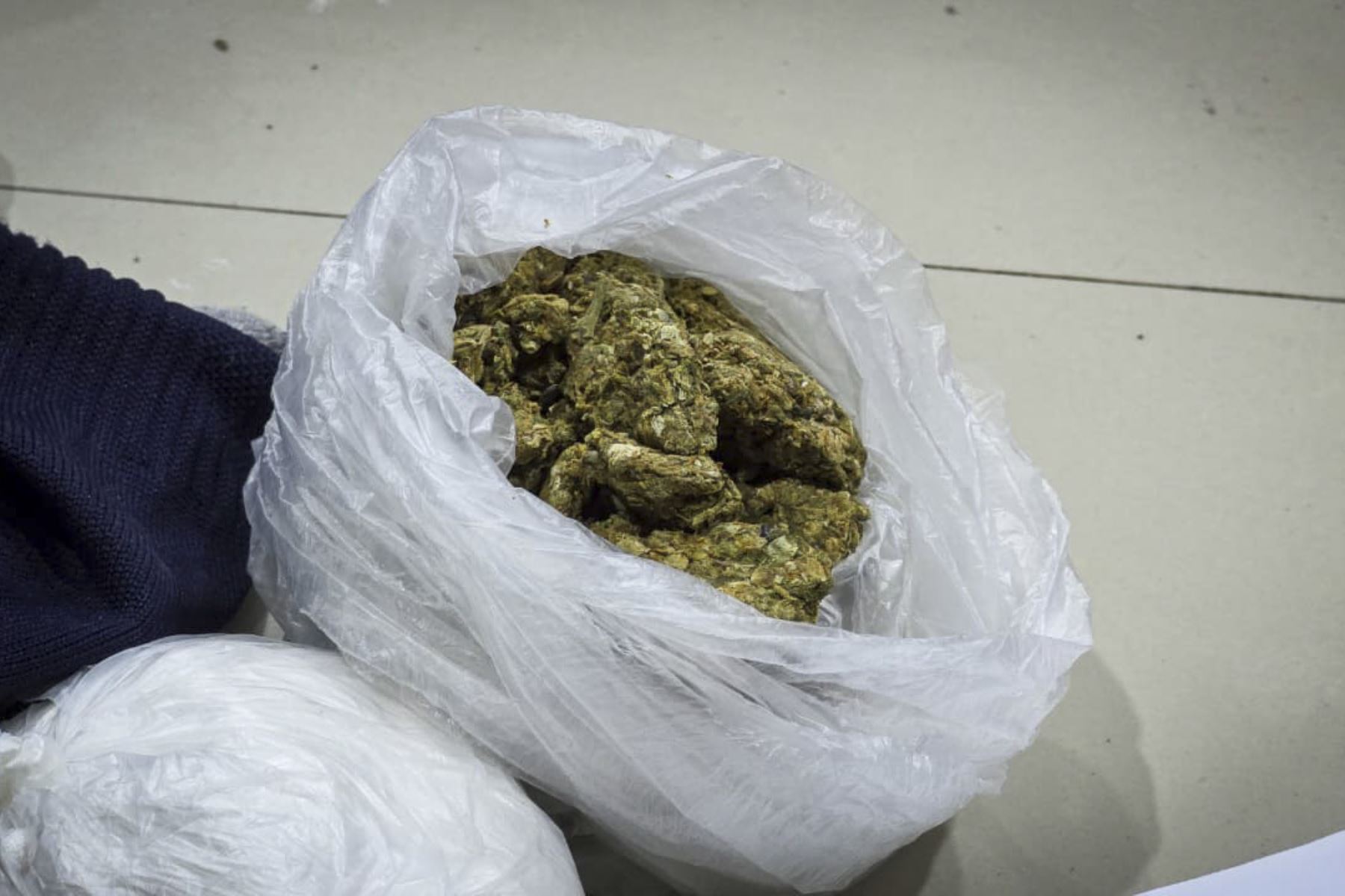 Más de 35 teléfonos celulares, además de drogas y armas blancas, fueron encontrados durante el operativo realizado en celdas y áreas comunes del Establecimiento Penitenciario de Ancón I. Foto: Difusión
