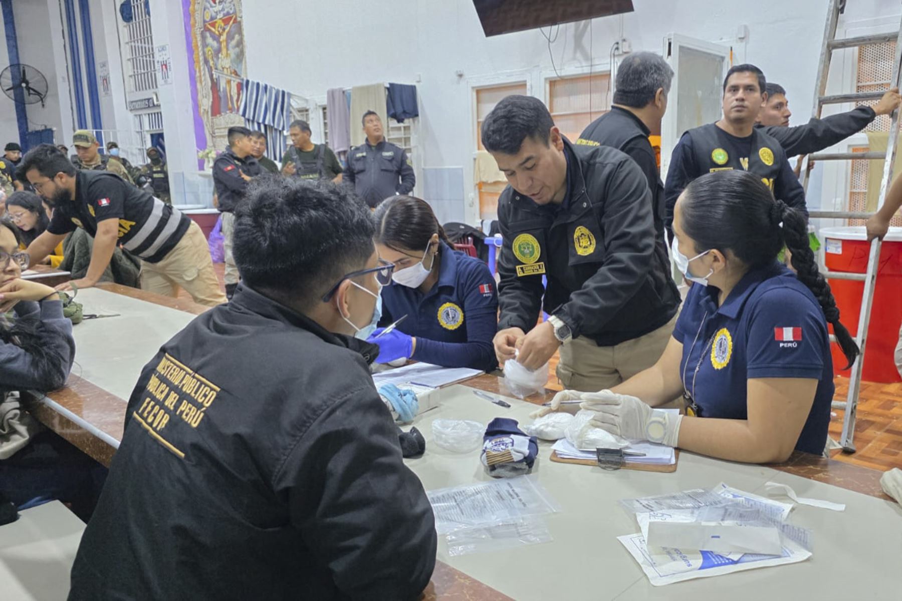 Agentes de la Policía Nacional del Perú y representantes de la Fiscalía Especializada contra la Criminalidad Organizada (FECOR) realizan el allanamiento de celdas y áreas comunes del penal de Ancón I. Foto: Difusión