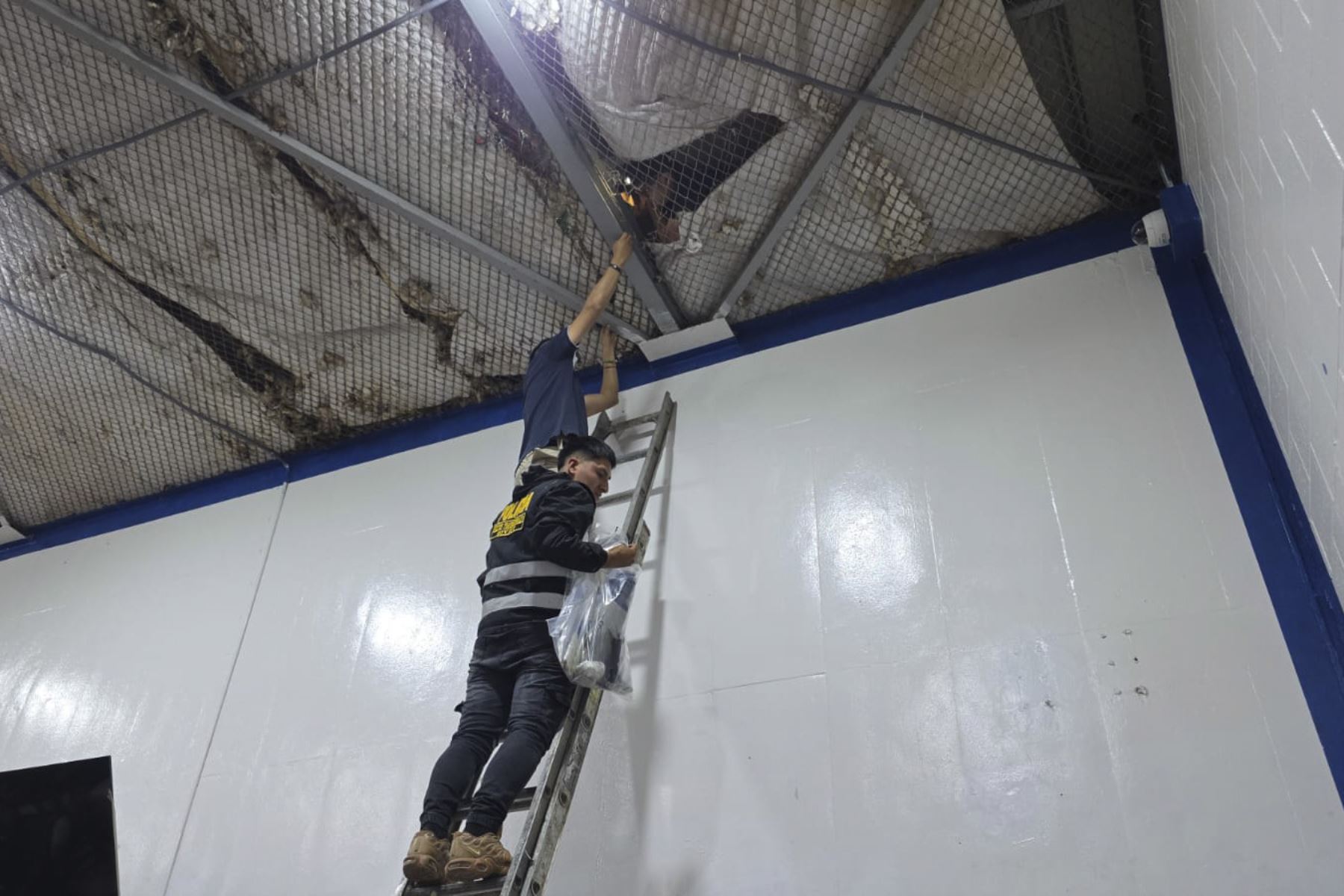 Las autoridades hallaron celulares, drogas y armas blancas en espacios vinculados a internos investigados por su presunta pertenencia a organizaciones criminales, durante un operativo en el penal de Ancón I. Foto: Difusión