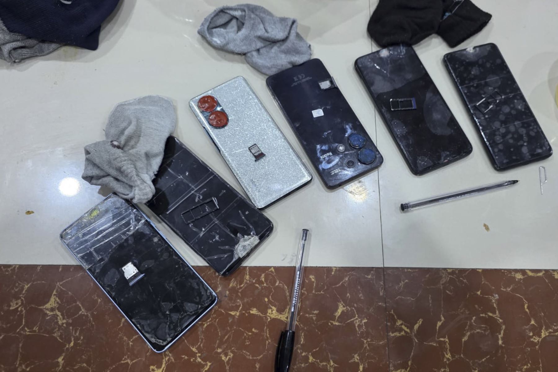 Más de 35 teléfonos celulares, además de drogas y armas blancas, fueron encontrados durante el operativo realizado en celdas y áreas comunes del Establecimiento Penitenciario de Ancón I. Foto: Difusión