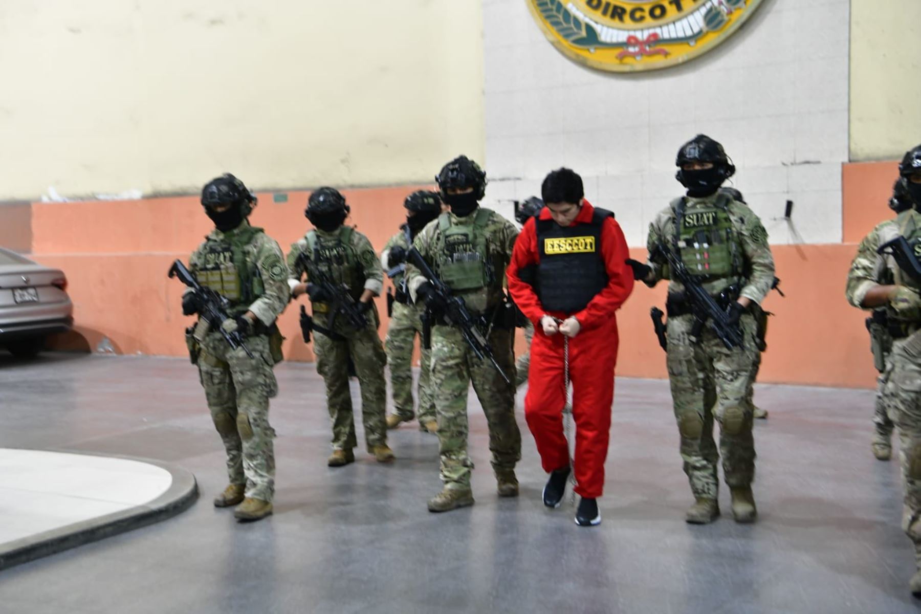 Un grupo de policías escoltando a Jhonsson Cruz Torres (c), principal líder de la banda criminal peruana Los Pulpos, y conocido bajo el apodo de 