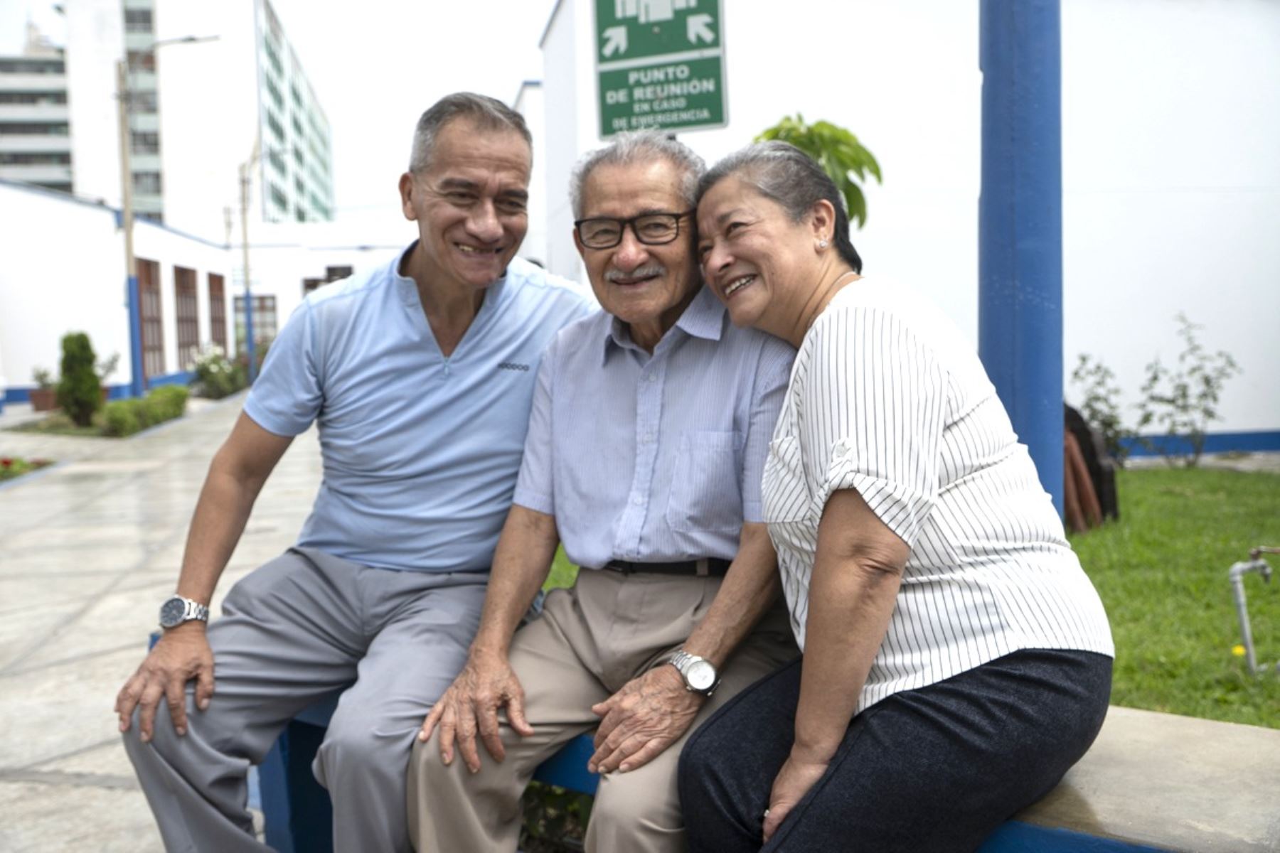 Paciente de 95 años supera cáncer de colon tras cirugía en el hospital Sabogal