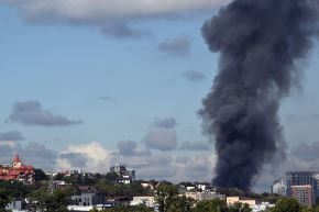 El humo se eleva sobre un sector de Kiev tras un ataque aéreo ruso, el 23 de septiembre de 2026. Foto: AFP