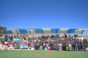 Un equipo técnico del Programa Nacional de Vivienda Rural sostuvo una reunión de trabajo en el centro poblado Chatuma con el diputado César Tito, autoridades locales y la población aimara. Foto: MVCS