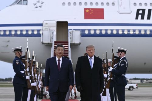 El presidente de Estados Unidos, Donald Trump, saluda al presidente chino, Xi Jinping, a su llegada a la Base Conjunta Andrews. Foto: AFP
