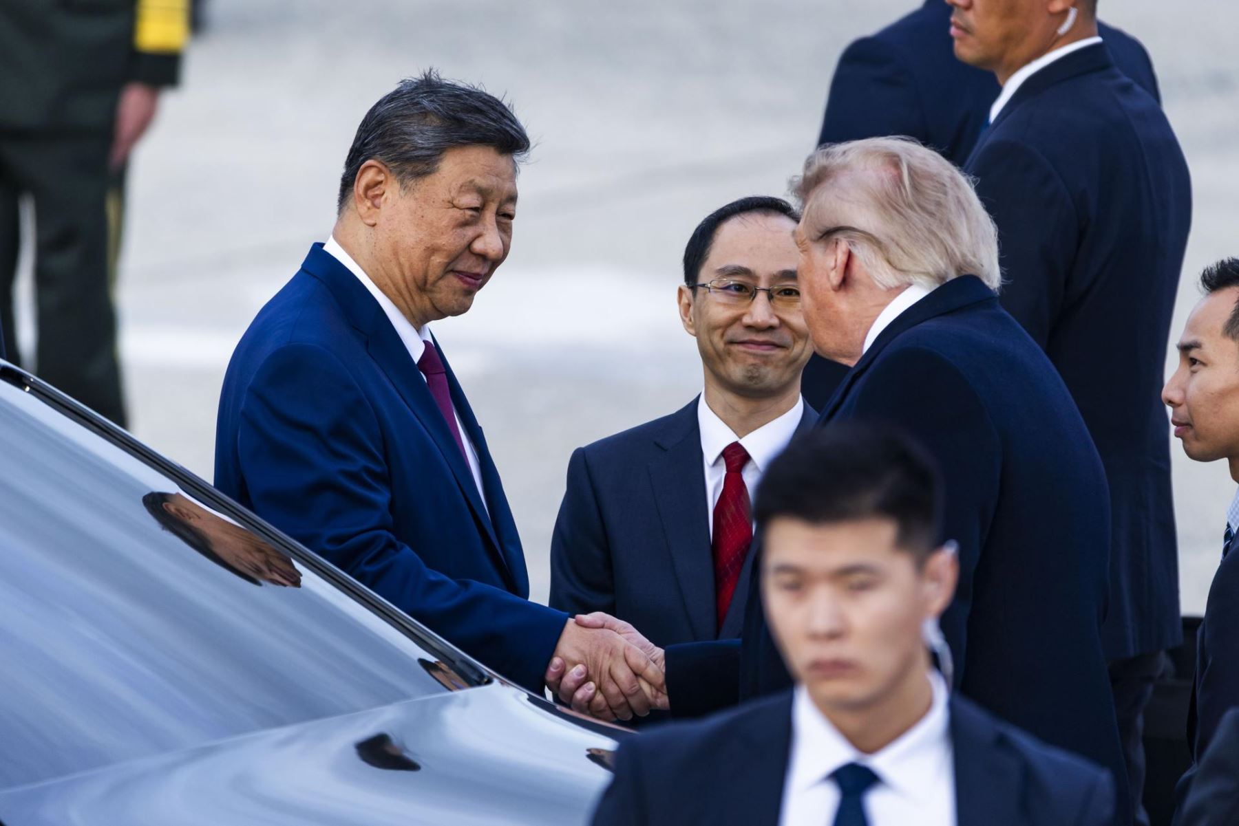 El presidente de Estados Unidos, Donald Trump (derecha), saluda al presidente de China, Xi Jinping (izquierda), a su llegada a la Base Conjunta Andrews, en Maryland (EE. UU.), el 23 de septiembre de 2026. Está previsto que ambos mandatarios mantengan conversaciones bilaterales durante la visita de Estado de Xi a Estados Unidos.
Foto: EFE
