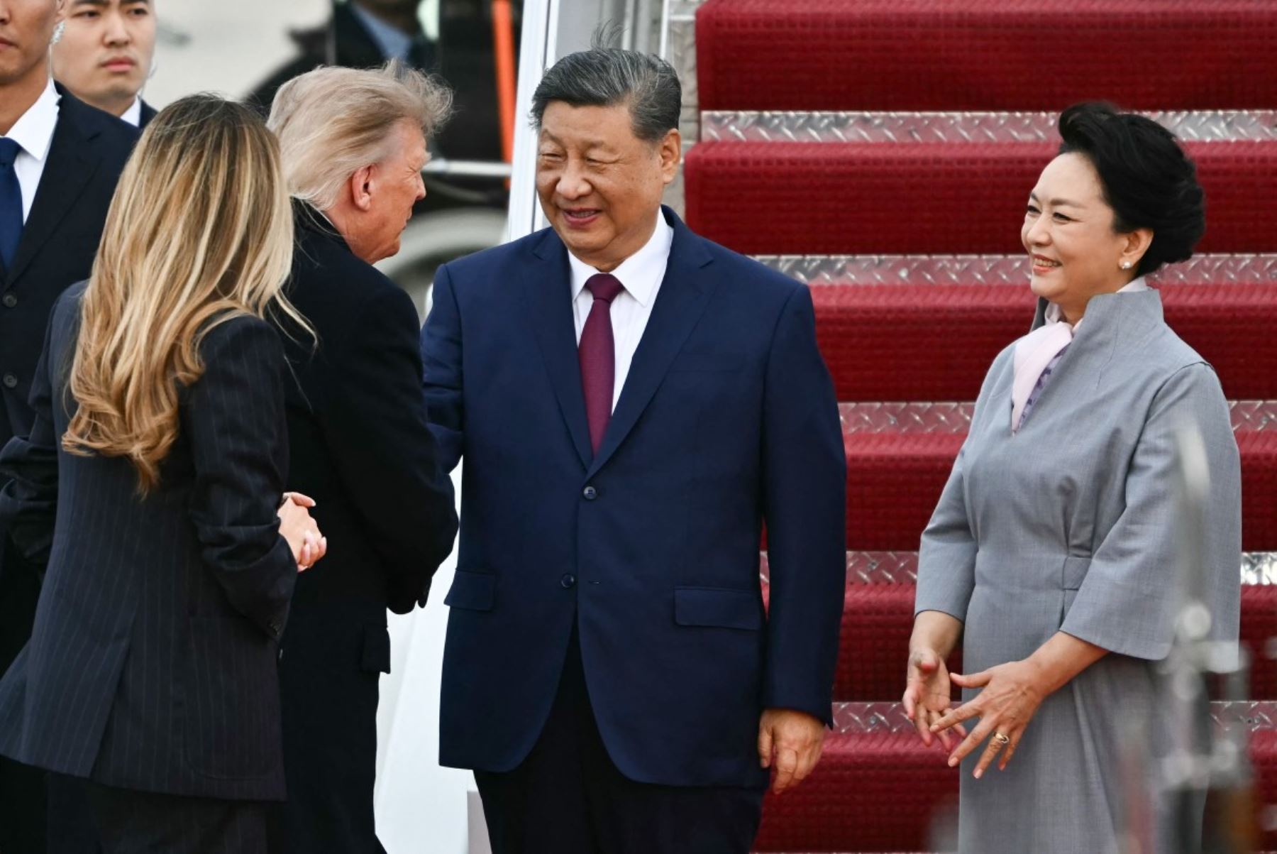 El presidente de los Estados Unidos, Donald Trump, y la primera dama, Melania Trump, saludan al presidente de China, Xi Jinping, y a la primera dama china, Peng Liyuan, a su llegada a la Base Conjunta Andrews, en Maryland, el 23 de septiembre de 2026.
Foto: AFP