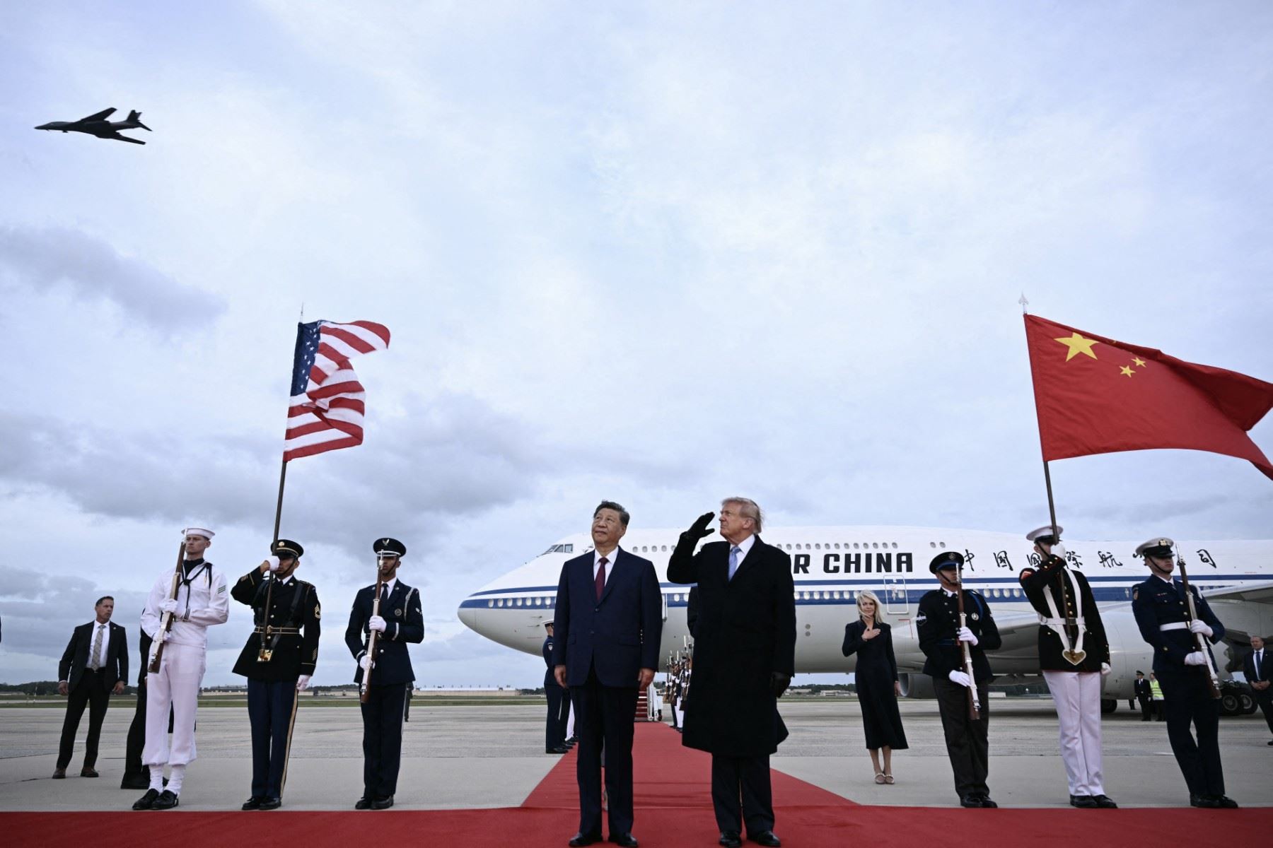 El presidente de Estados Unidos, Donald Trump, reacciona tras el paso de un bombardero B-1 durante los himnos nacionales, mientras saludaba al presidente chino, Xi Jinping, a su llegada a la Base Conjunta Andrews, en Maryland, el 23 de septiembre de 2026.

 Foto: AFP