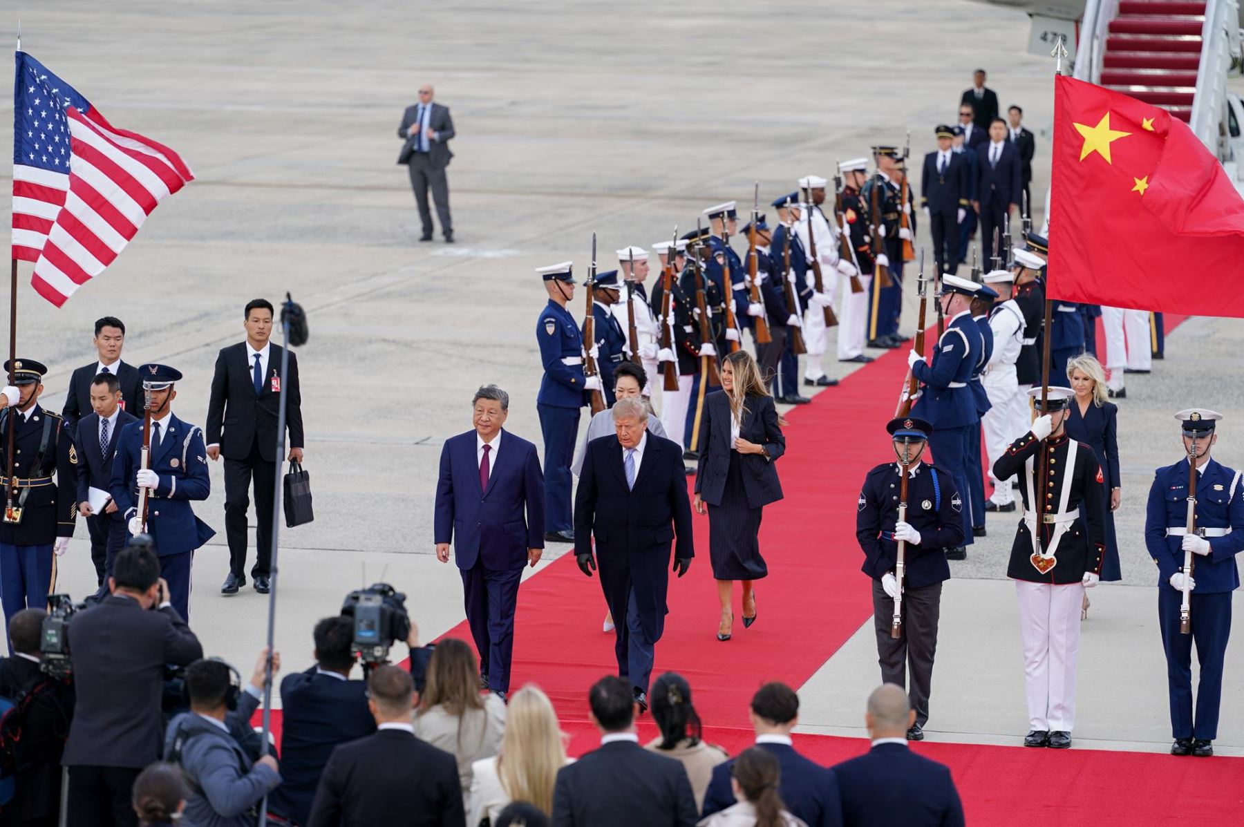 El presidente chino Xi Jinping (izq.), la primera dama china Peng Liyuan (segunda por la izq.), el presidente estadounidense Donald Trump (segundo por la der.) y la primera dama estadounidense Melania Trump (der.) caminan por la alfombra roja durante una ceremonia de llegada en la Base Conjunta Andrews, Maryland, EE. UU., el 23 de septiembre de 2026. Está previsto que el presidente estadounidense Donald Trump y el presidente chino Xi Jinping mantengan conversaciones bilaterales durante la visita de Estado d