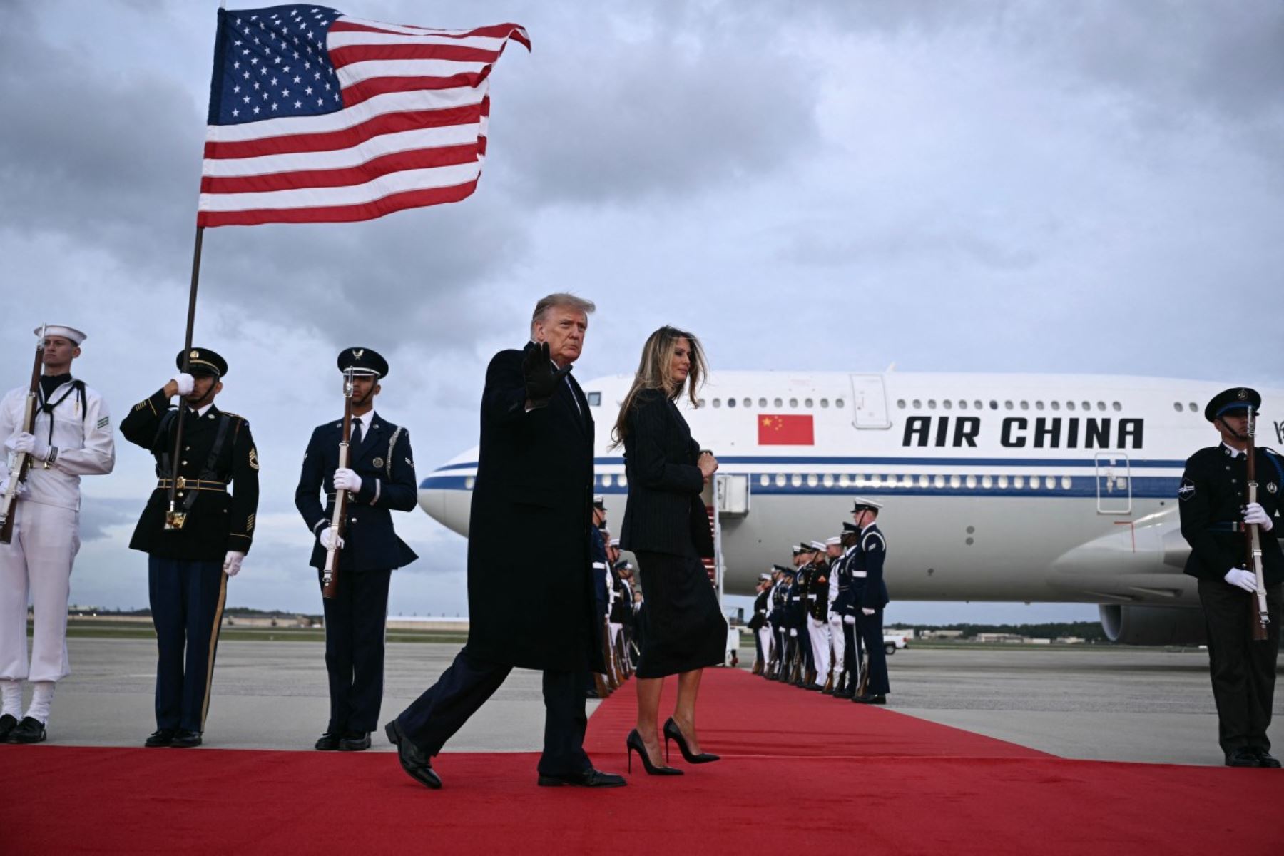 El presidente de Estados Unidos, Donald Trump (C), y la primera dama, Melania Trump, después de saludar al presidente chino, Xi Jinping, a su llegada a la Base Conjunta Andrews, en Maryland, el 23 de septiembre de 2026.
Xi se encuentra de visita en Estados Unidos del 23 al 25 de septiembre. Foto: AFP