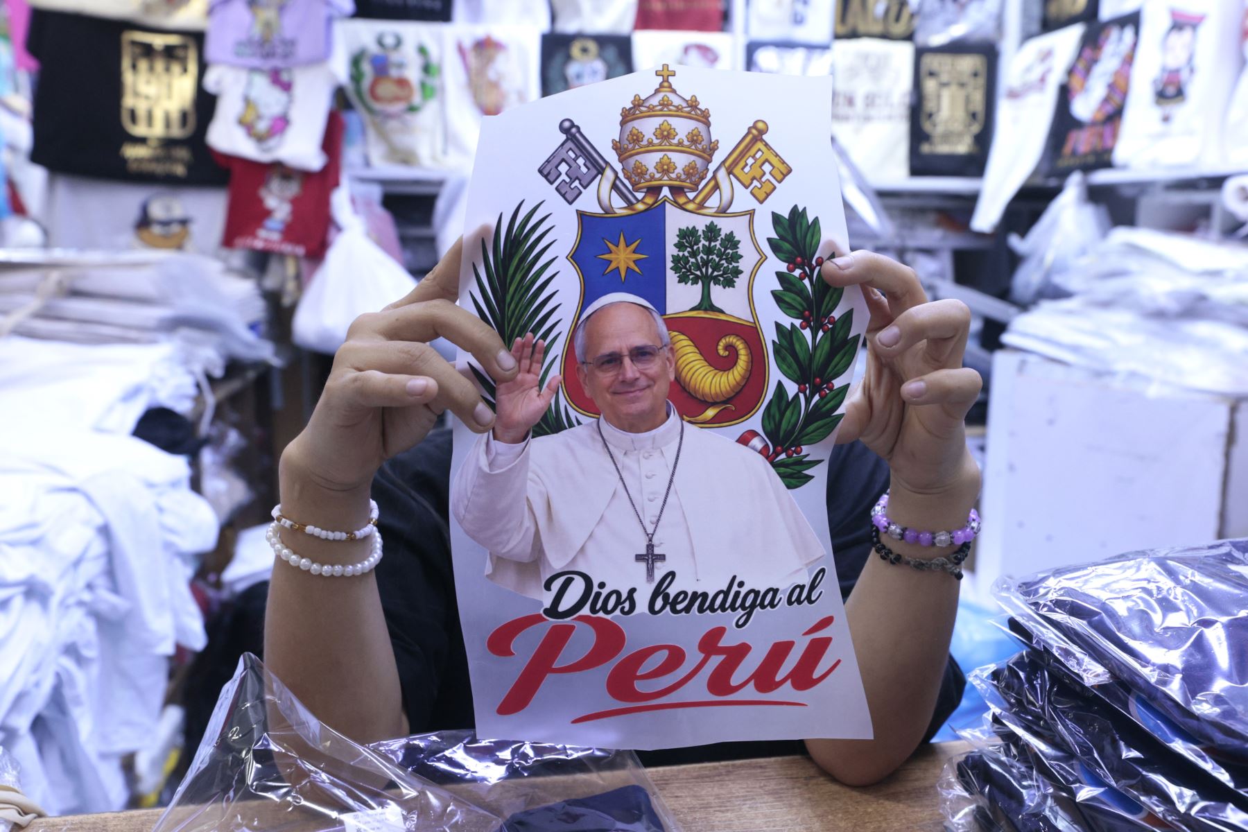 Fervor y comercio en Gamarra: polos y souvenirs del papa León XIV impulsan las ventas del emporio
Foto: ANDINA/Vidal Tarqui