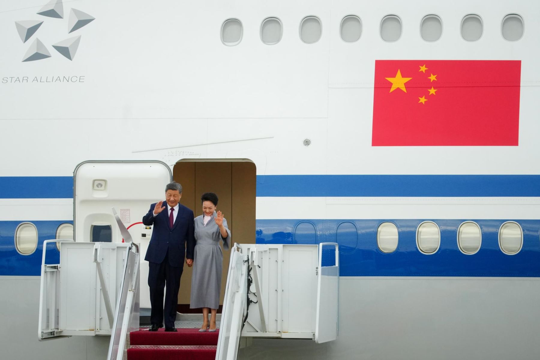 El presidente chino Xi Jinping (izq.) y la primera dama china Peng Liyuan descienden de un avión Boeing de Air China a su llegada a la Base Conjunta Andrews, en Maryland (EE. UU.), el 23 de septiembre de 2026. Está previsto que el presidente estadounidense Donald Trump y el presidente chino Xi Jinping mantengan conversaciones bilaterales durante la visita de Estado de Xi a Estados Unidos.
 Foto: EFE