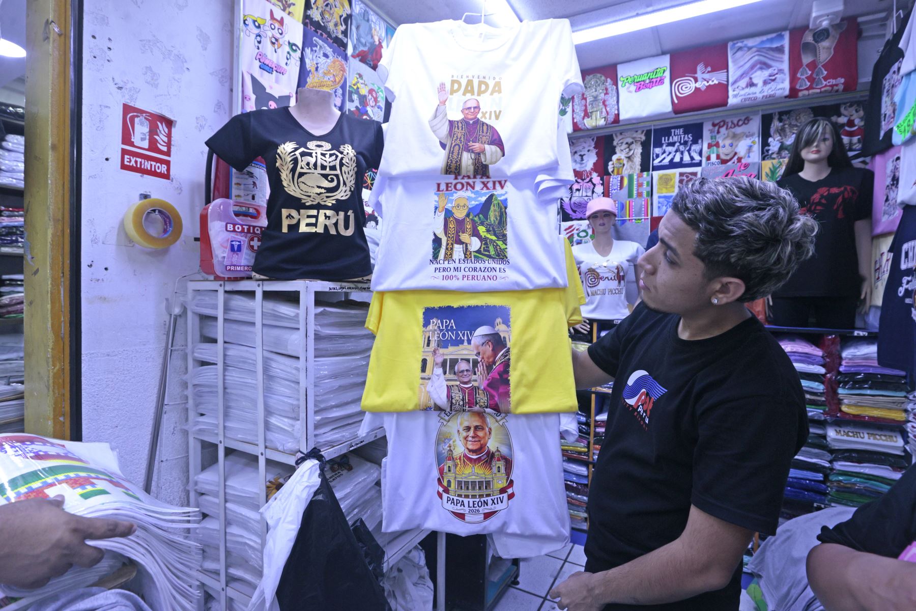 Comerciantes del emporio comercial de Gamarra ofrecen polos y diversos productos promocionales con la imagen del papa León XIV en el marco de su próxima llegada al Perú. Foto: ANDINA/Vidal Tarqui.