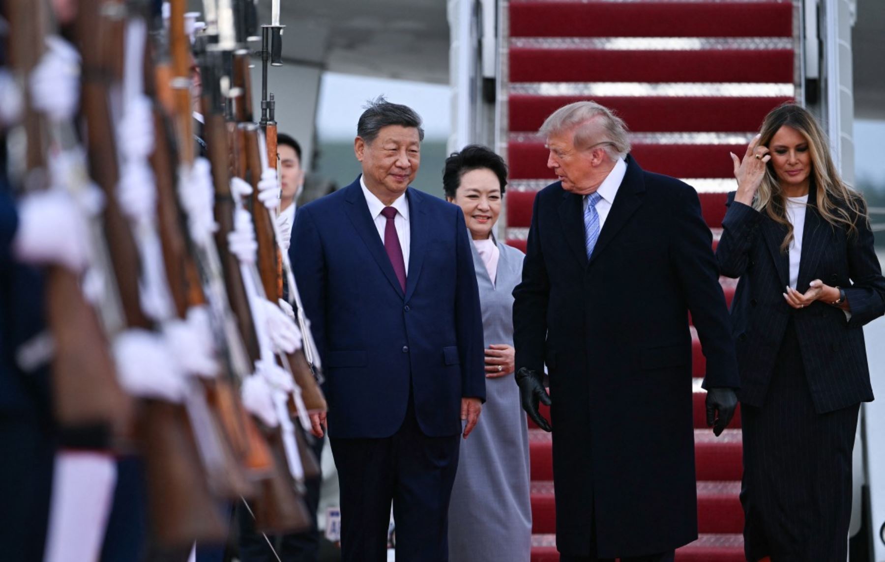 El presidente de Estados Unidos, Donald Trump, y la primera dama, Melania Trump, saludan al presidente de China, Xi Jinping, y a la primera dama china, Peng Liyuan, a su llegada a la Base Conjunta Andrews, en Maryland, el 23 de septiembre de 2026.
Xi visita Estados Unidos del 23 al 25 de septiembre. Foto: AFP