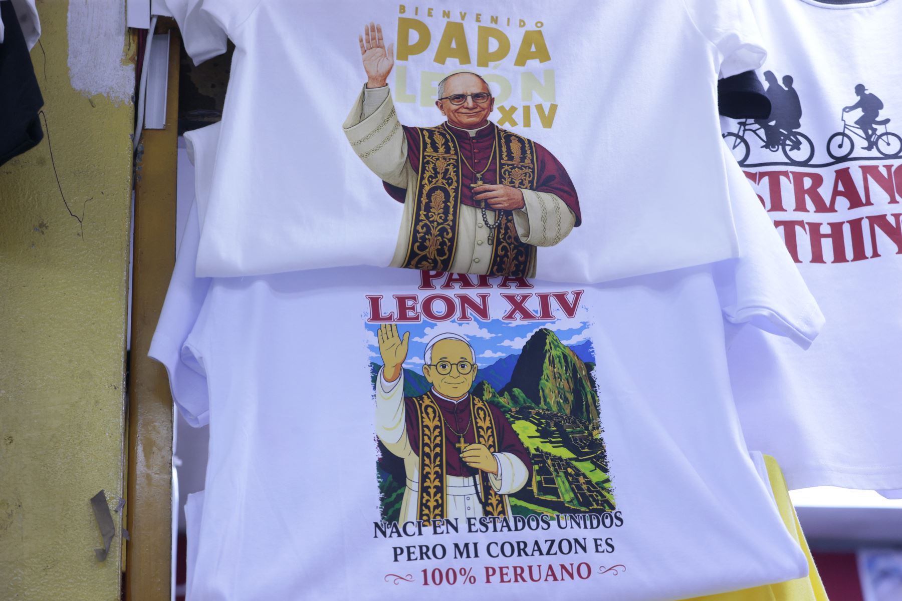 Venta de polos y diversos productos imágenes alusivas a la llegada del papa León XIV.
Foto: ANDINA/Vidal Tarqui