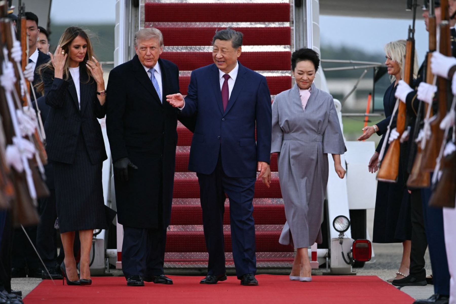 El presidente de Estados Unidos, Donald Trump, y la primera dama, Melania Trump, saludan al presidente chino, Xi Jinping, y a su esposa, Peng Liyuan, a su llegada a la Base Conjunta Andrews, en Maryland, el 23 de septiembre de 2026.
Xi realiza una visita a Estados Unidos del 23 al 25 de septiembre. Foto: AFP