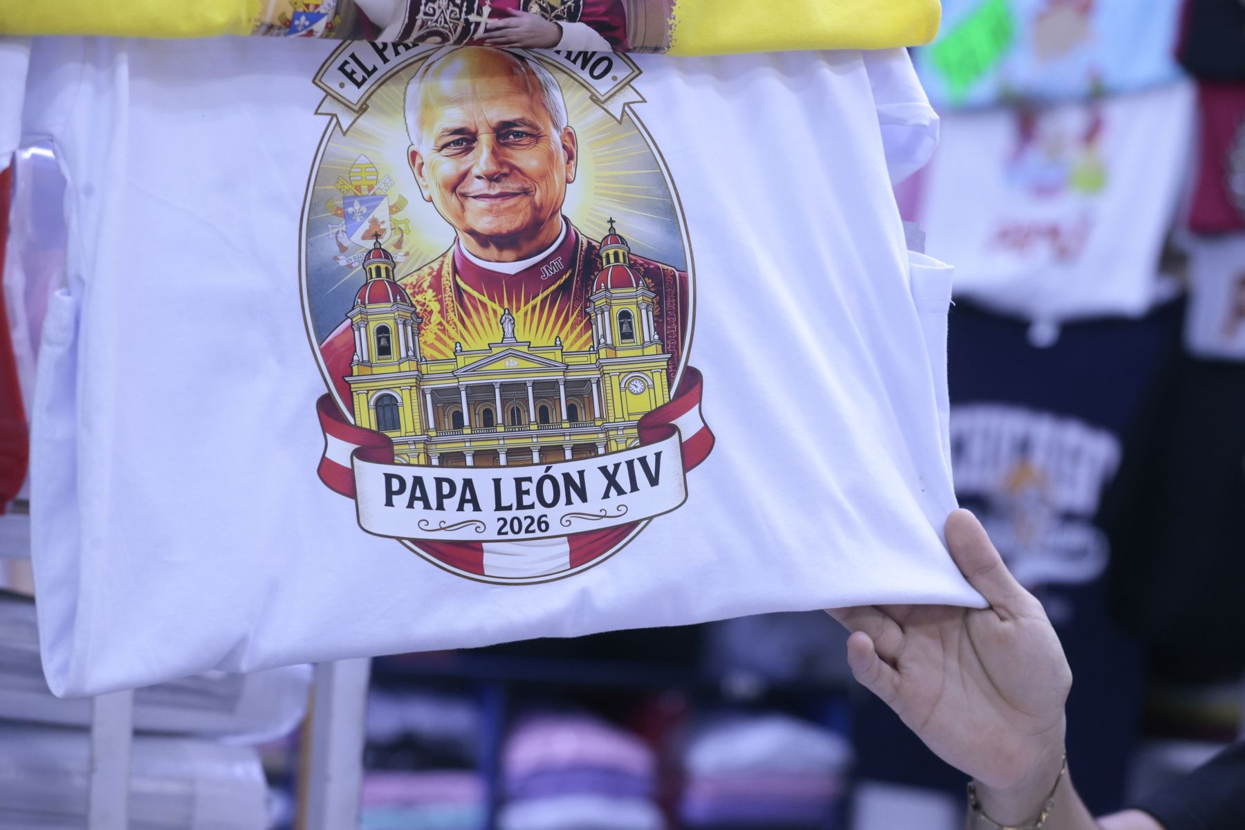 Venta de polos y diversos productos imágenes alusivas a la llegada del papa León XIV.
Foto: ANDINA/Vidal Tarqui