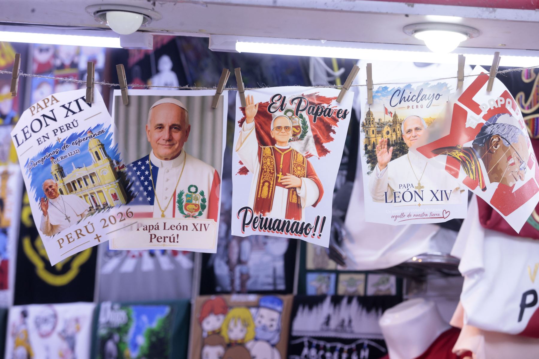 Comerciantes del emporio comercial de Gamarra ofrecen polos y diversos productos promocionales con la imagen del papa León XIV en el marco de su próxima llegada al Perú. Foto: ANDINA/Vidal Tarqui.