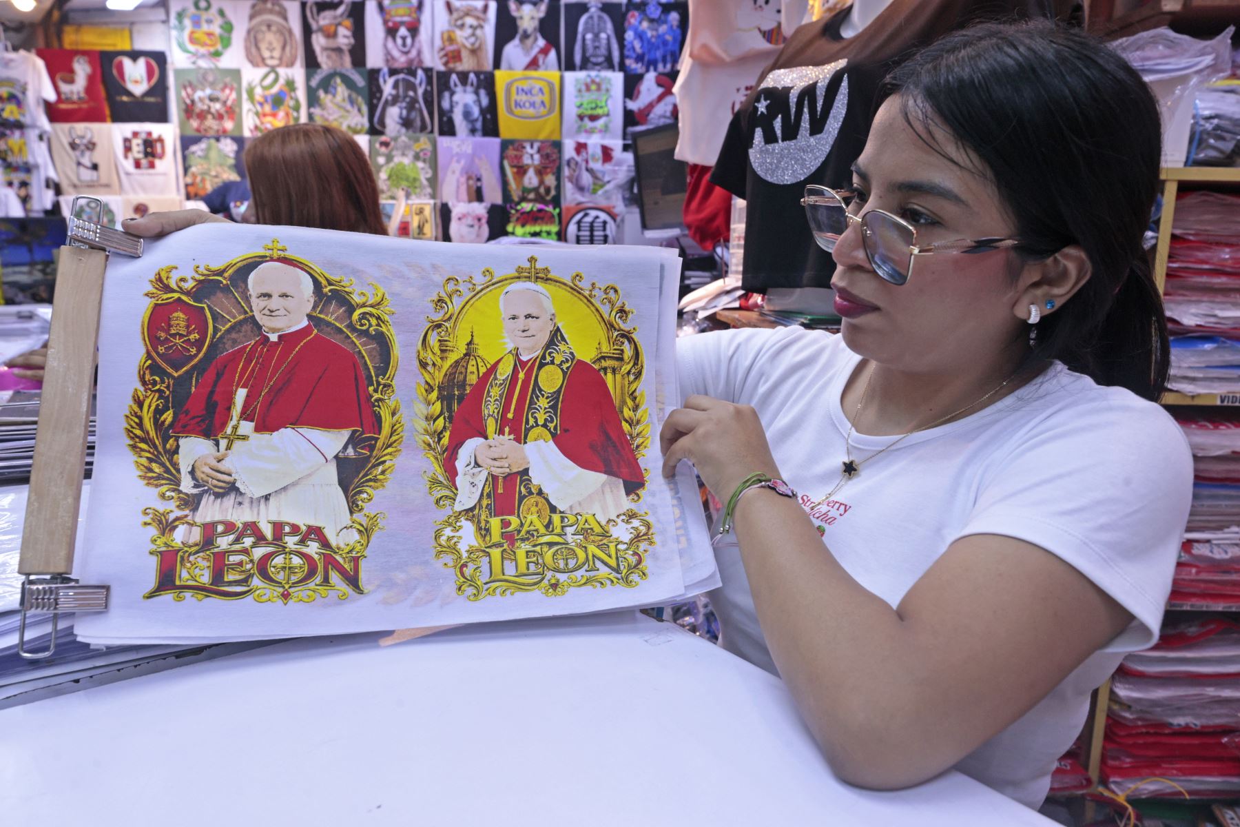 Comerciantes del emporio comercial de Gamarra ofrecen polos y diversos productos promocionales con la imagen del papa León XIV en el marco de su próxima llegada al Perú. Foto: ANDINA/Vidal Tarqui.