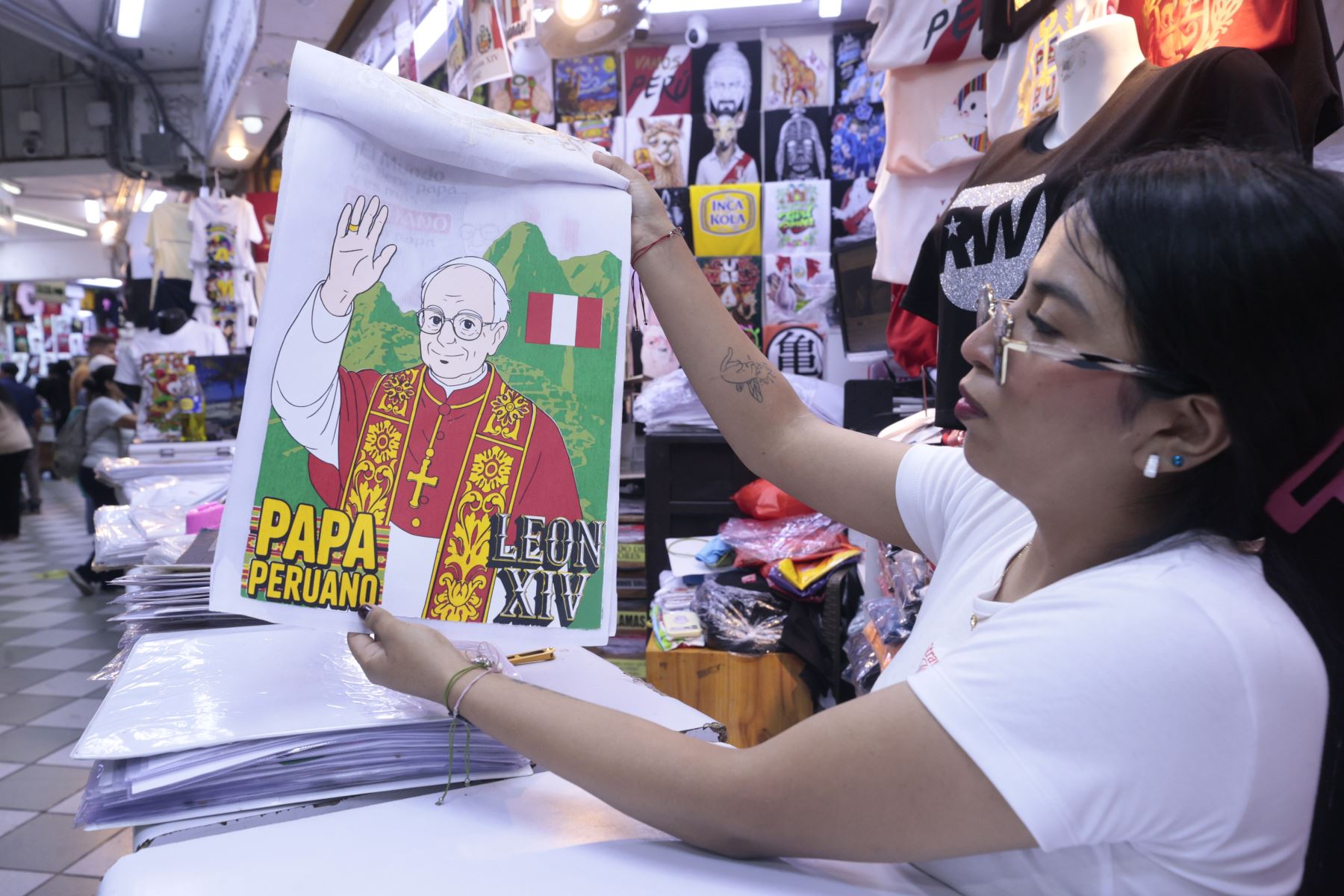 Comerciantes del emporio comercial de Gamarra ofrecen polos y diversos productos promocionales con la imagen del papa León XIV en el marco de su próxima llegada al Perú. Foto: ANDINA/Vidal Tarqui.