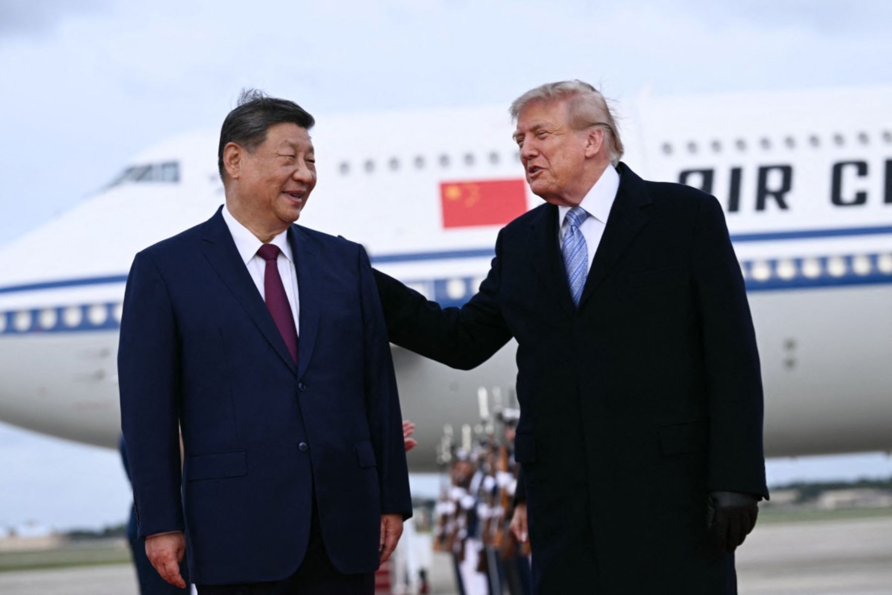 El presidente de Estados Unidos, Donald Trump, y la primera dama, Melania Trump, saludan al presidente chino, Xi Jinping, y a su esposa, Peng Liyuan, a su llegada a la Base Conjunta Andrews, en Maryland, el 23 de septiembre de 2026.
Xi realiza una visita a Estados Unidos del 23 al 25 de septiembre. Foto: AFP