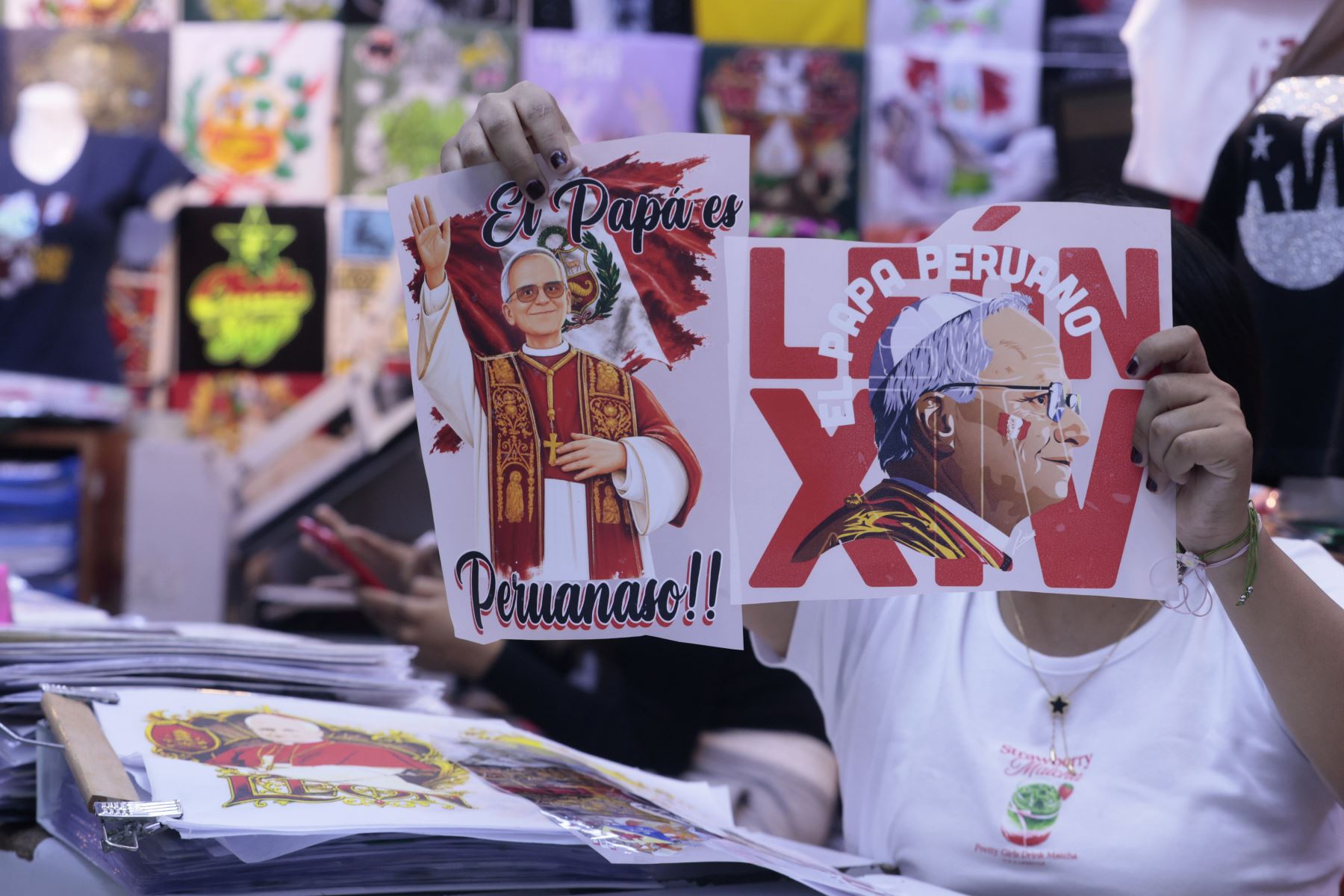 Comerciantes del emporio comercial de Gamarra ofrecen polos y diversos productos promocionales con la imagen del papa León XIV en el marco de su próxima llegada al Perú. Foto: ANDINA/Vidal Tarqui.