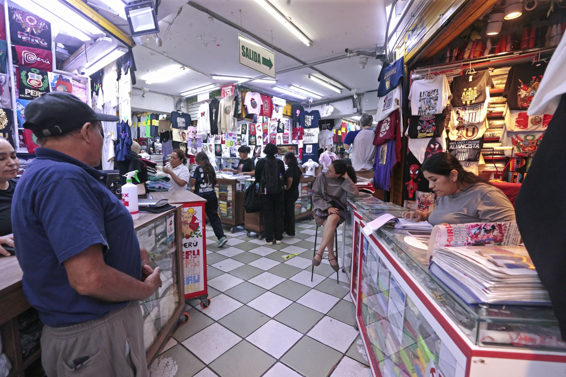 Comerciantes del emporio comercial de Gamarra ofrecen polos y diversos productos promocionales con la imagen del papa León XIV en el marco de su próxima llegada al Perú. Foto: ANDINA/Vidal Tarqui.