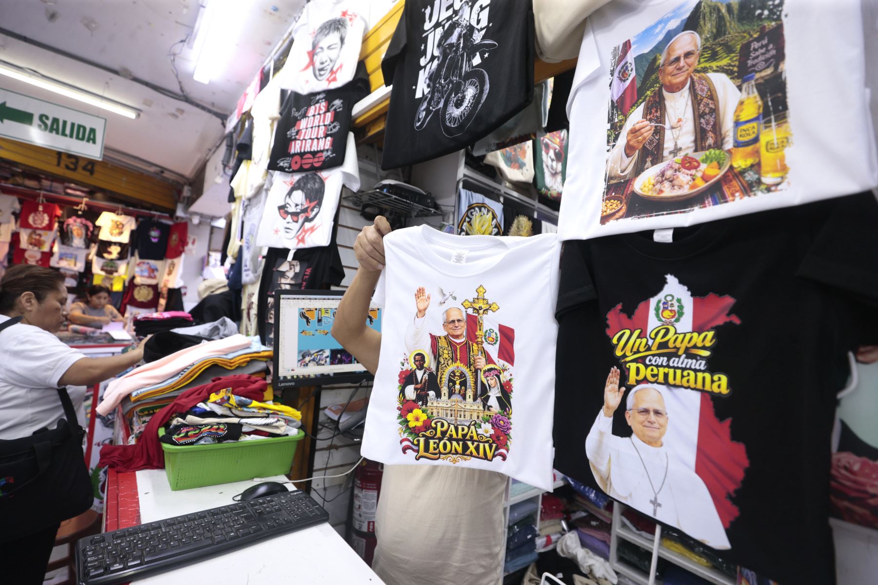 Gamarra se contagia de fe: inician la venta de recuerdos por la llegada del papa León XIV
Foto: ANDINA/Vidal Tarqui