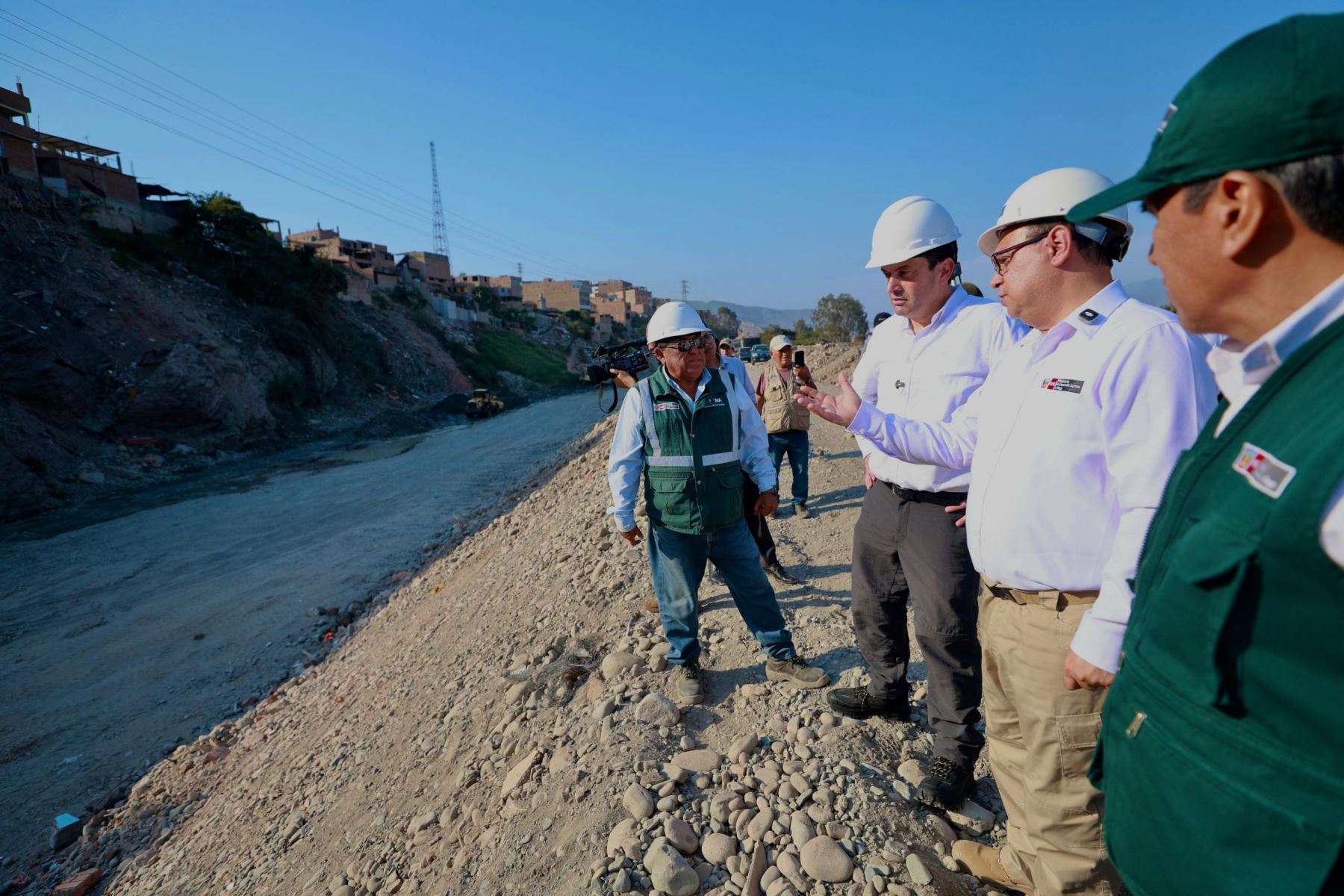 Presidente del Congreso supervisa descolmatación del río Lurín ante riesgo de lluvias