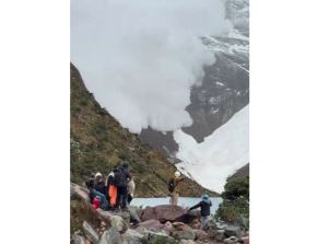 Una nueva avalancha de proporciones se registró en la pendiente del nevado Humantay a la laguna del mismo nombre y fue captado por turistas que en ese momento contemplaban el atractivo natural ubicado en Cusco. ANDINA/Difusión
