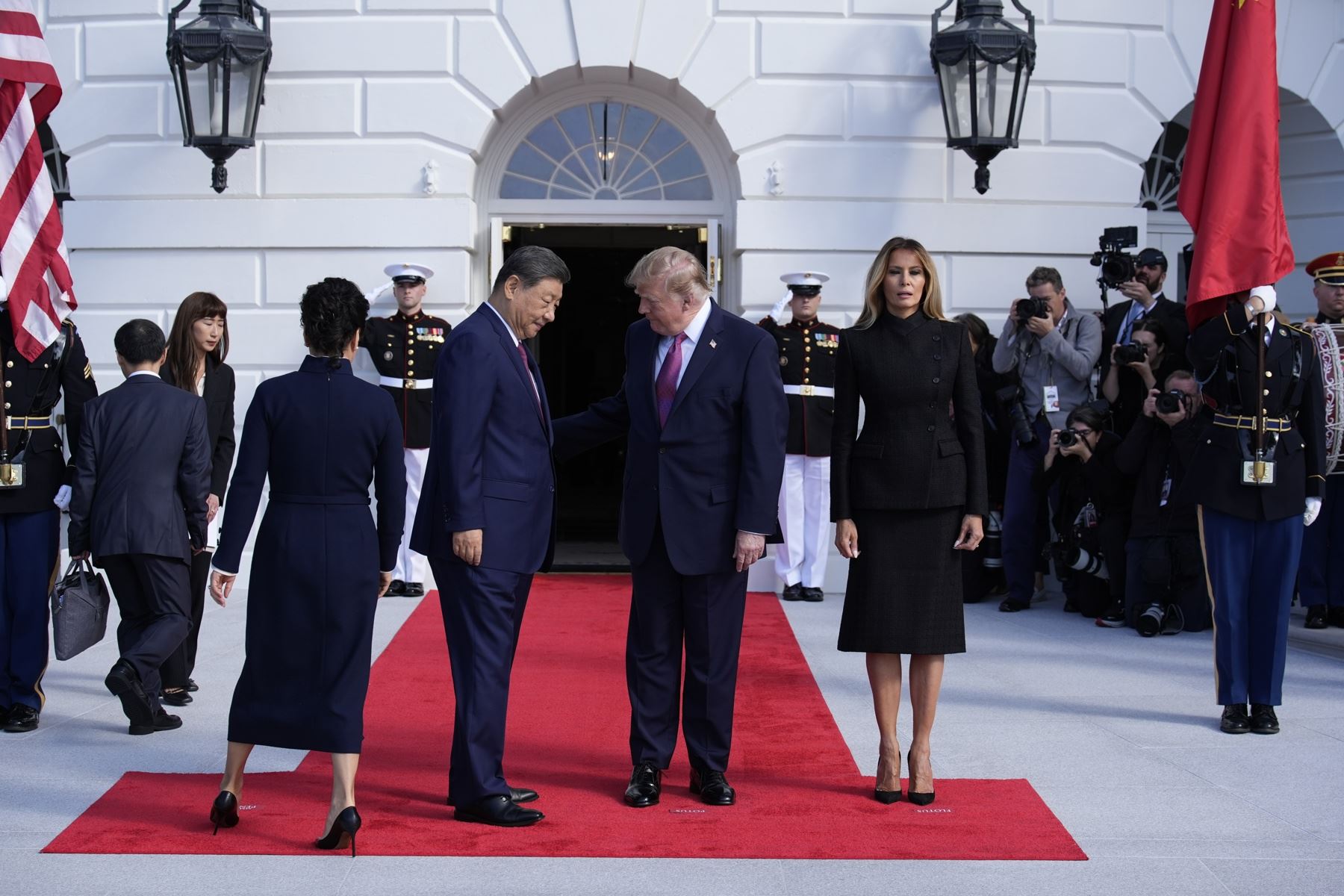 El presidente de Estados Unidos, Donald J. Trump, y la primera dama, Melania Trump, reciben al presidente chino, Xi Jinping, y a la primera dama, Peng Liyuan, con motivo de una visita de Estado en el Pórtico Sur de la Casa Blanca en Washington D. C. Foto: EFE