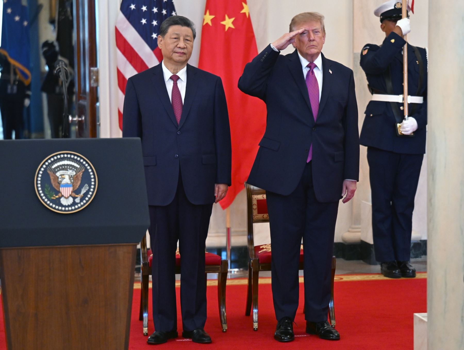 El presidente de Estados Unidos, Donald J. Trump, recibe al presidente chino, Xi Jinping, en el Cross Hall de la Casa Blanca en Washington D. C., EE. UU. Foto: EFE