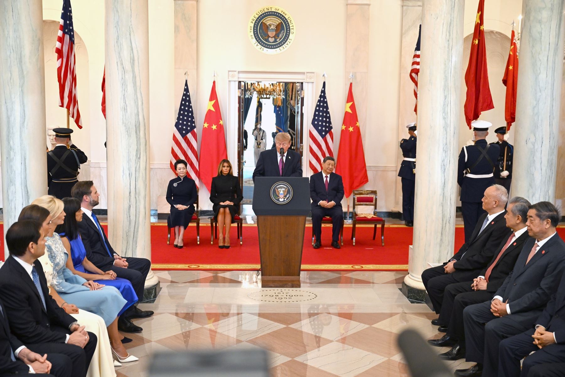 El presidente de Estados Unidos, Donald J. Trump, recibe al presidente chino, Xi Jinping, en el Cross Hall de la Casa Blanca en Washington D. C., EE. UU. Foto: EFE