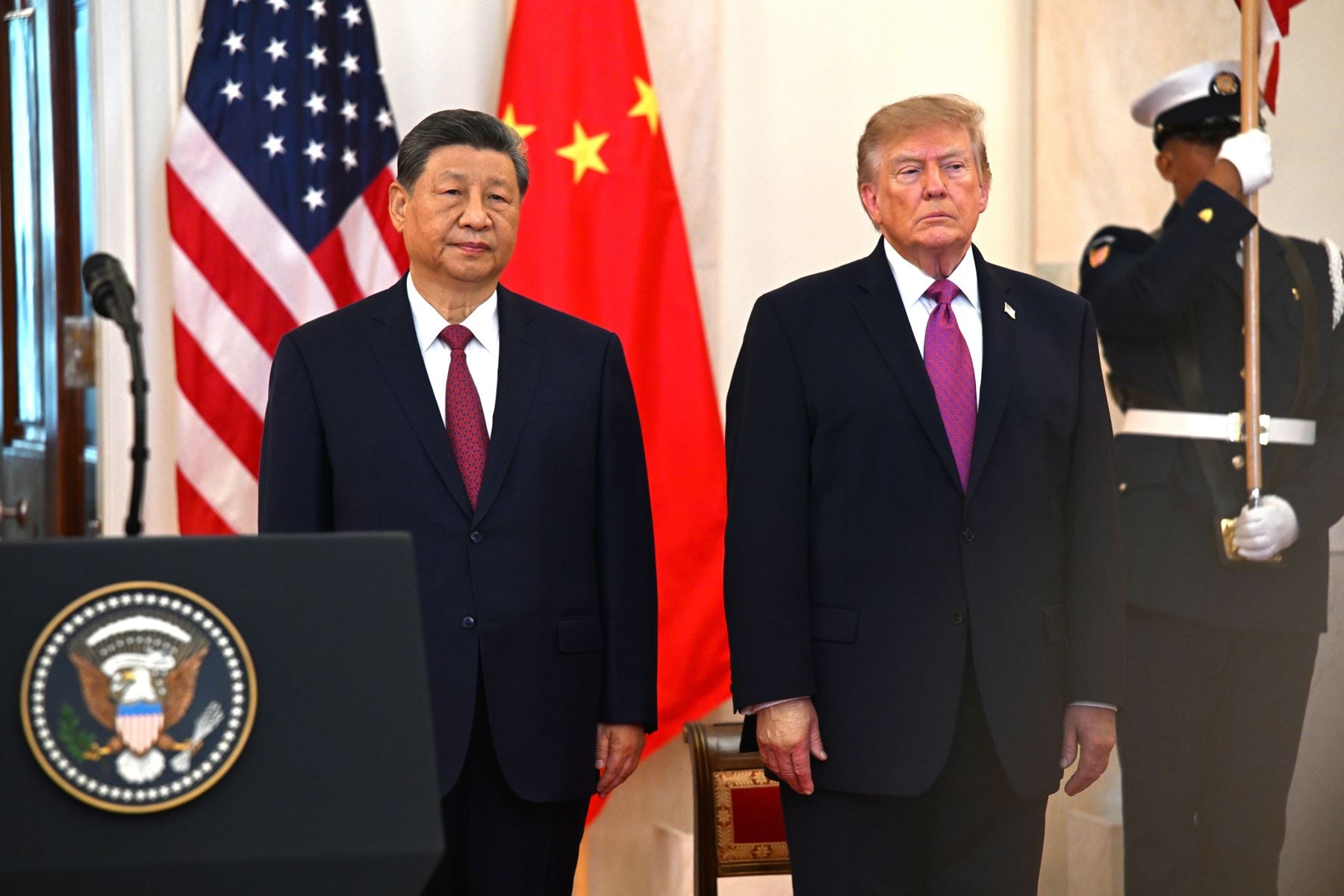 El presidente de Estados Unidos, Donald J. Trump, recibe al presidente chino, Xi Jinping, en el Cross Hall de la Casa Blanca en Washington D. C., EE. UU. Foto: EFE