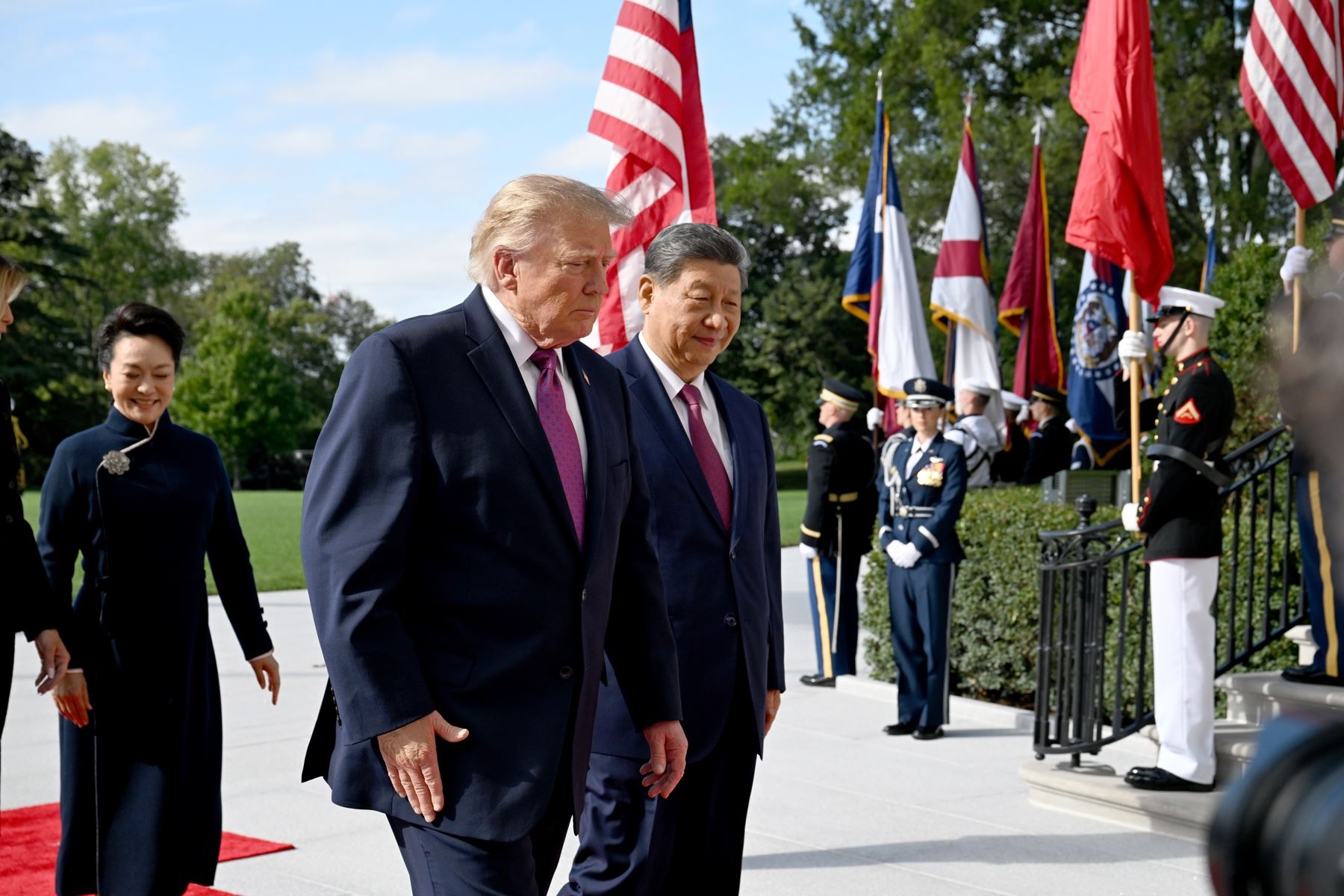 El presidente de Estados Unidos, Donald J. Trump, recibe al presidente chino, Xi Jinping, en el Cross Hall de la Casa Blanca en Washington D. C., EE. UU. Foto: EFE