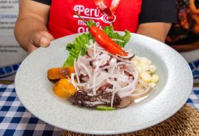 La preparación del ceviche es posible gracias al aporte de diversos insumos regionales peruanos que lo convierten en un plato único y excepcional. Foto: Promperú.