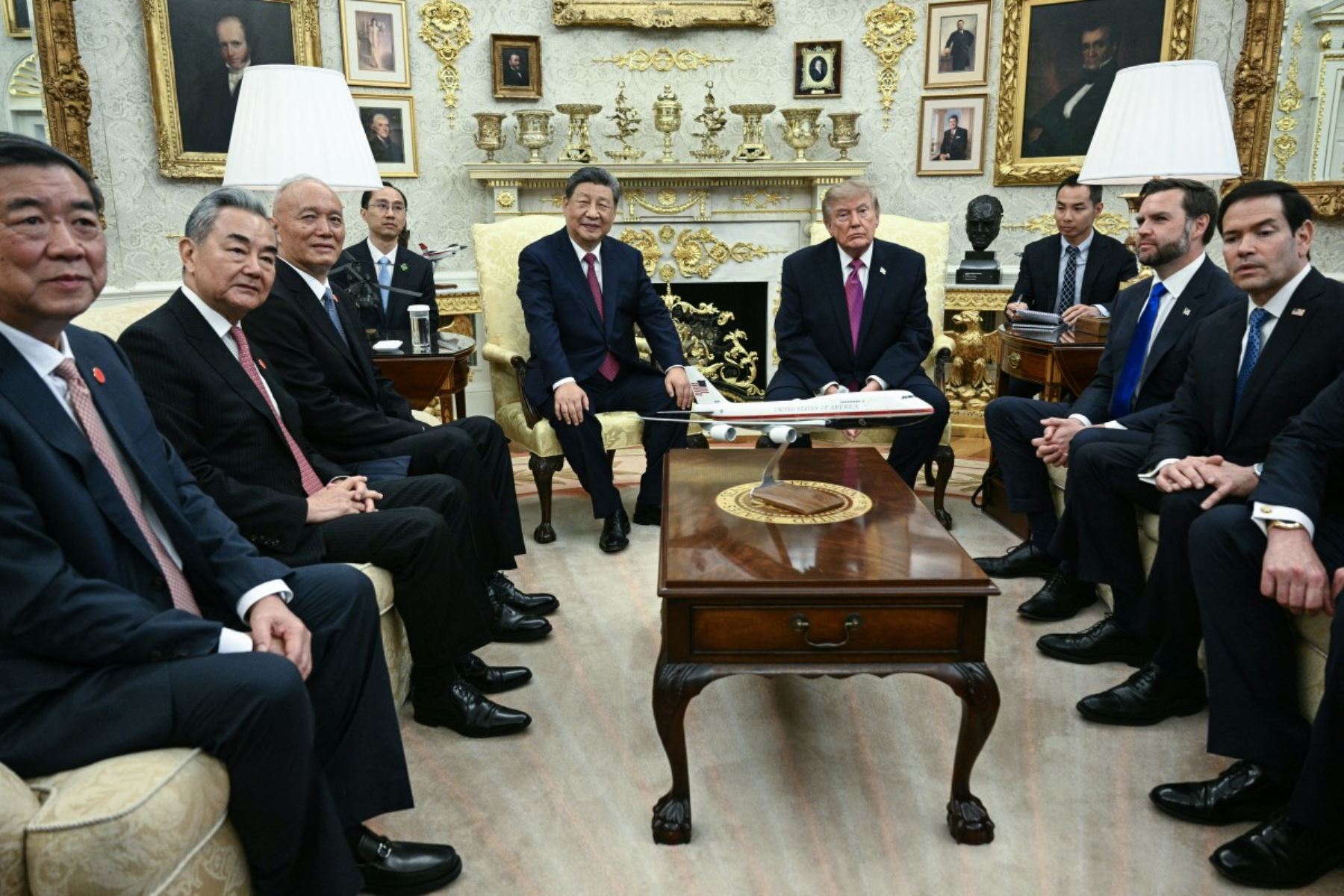 El presidente de Estados Unidos, Donald Trump, y el presidente de China, Xi Jinping, celebran una reunión bilateral en el Despacho Oval de la Casa Blanca, en Washington D. C. Foto: AFP