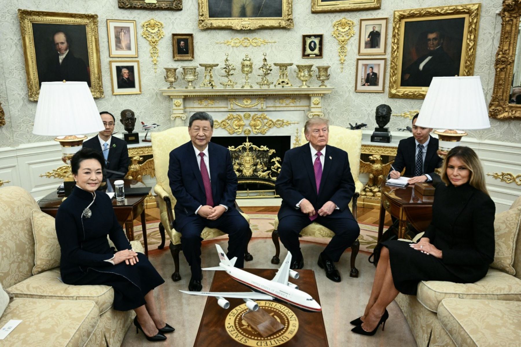 El presidente de Estados Unidos, Donald Trump, y el presidente de China, Xi Jinping, celebran una reunión bilateral en el Despacho Oval de la Casa Blanca, en Washington D. C. Foto: AFP