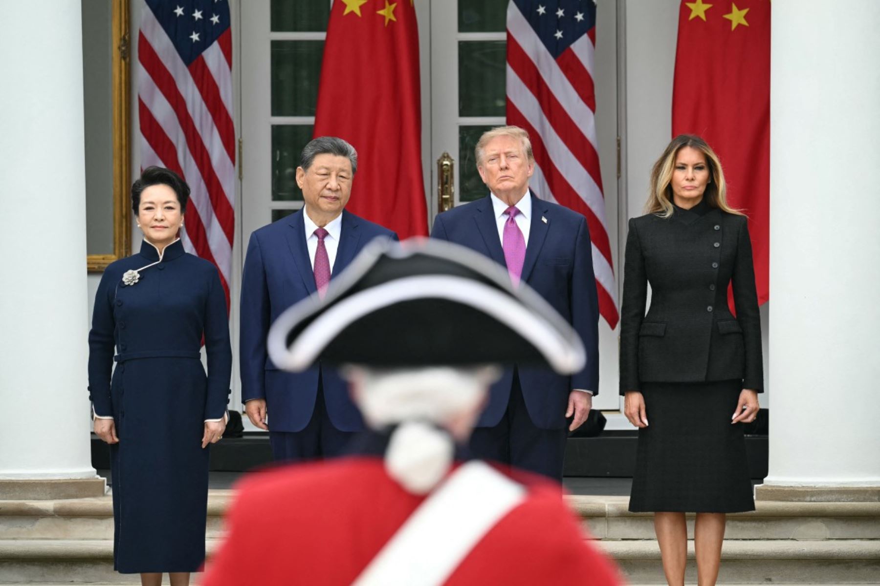 La primera dama de China, Peng Liyuan; el presidente de China, Xi Jinping; el presidente de Estados Unidos, Donald Trump; y la primera dama de Estados Unidos, Melania Trump, observan una revista militar en el Jardín de las Rosas de la Casa Blanca en Washington D. C. Foto: AFP