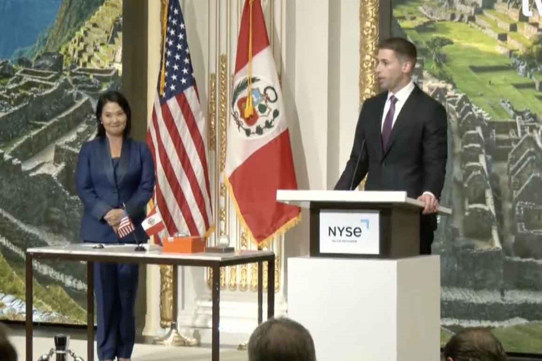 Presidenta Keiko Fujimori participa en el “campanazo” de cierre de la Bolsa de Nueva York