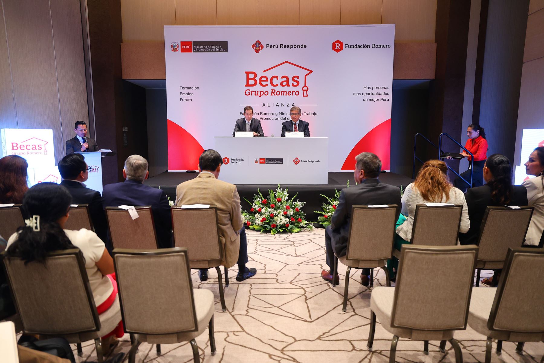 Las becas serán ofrecidas mediante la plataforma CAPACÍTA-T del MTPE y estarán dirigidas a profesionales, emprendedores, jóvenes y adultos que buscan fortalecer sus competencias laborales. Foto: ANDINA/Difusión.