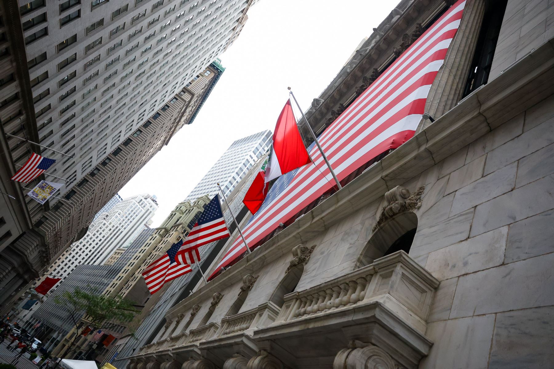 La presidenta de la república, Keiko Fujimori, participó en el tradicional campanazo de cierre de la Bolsa de Valores de Nueva York, como parte de sus actividades en el marco del 81 período de sesiones de la Asamblea General de las Naciones Unidas, con el objetivo de promover al Perú como destino de inversión. Foto: ANDINA/Presidencia.
