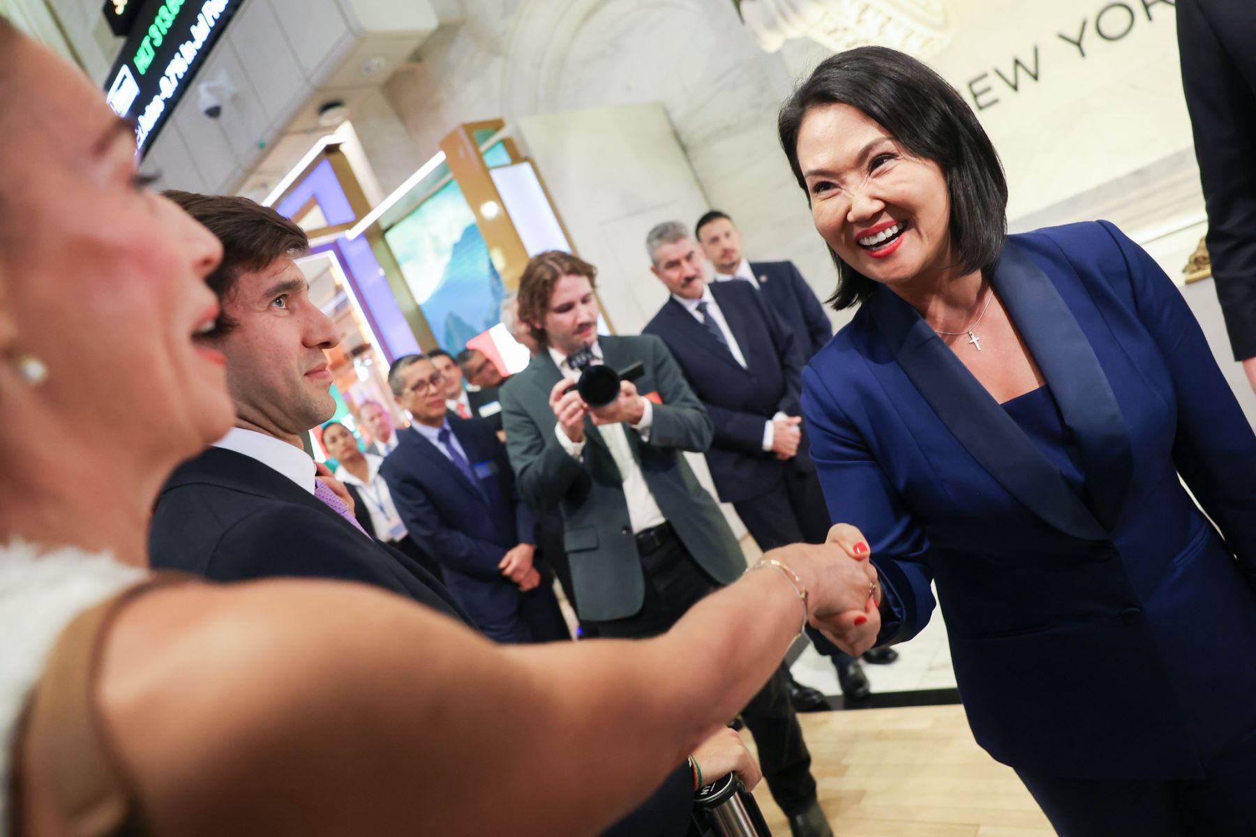 La presidenta de la república, Keiko Fujimori, participó en el tradicional campanazo de cierre de la Bolsa de Valores de Nueva York, como parte de sus actividades en el marco del 81 período de sesiones de la Asamblea General de las Naciones Unidas, con el objetivo de promover al Perú como destino de inversión. Foto: ANDINA/Presidencia.